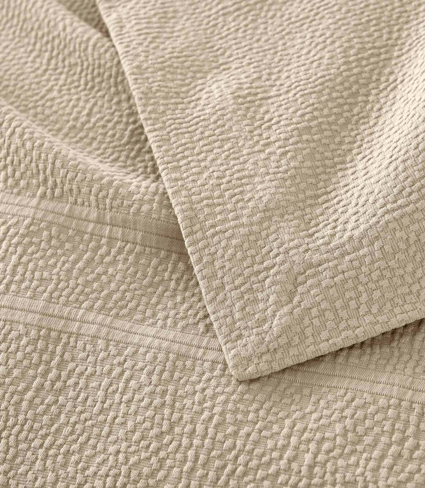 Montauk Matelassé Coverlet - Image 10
