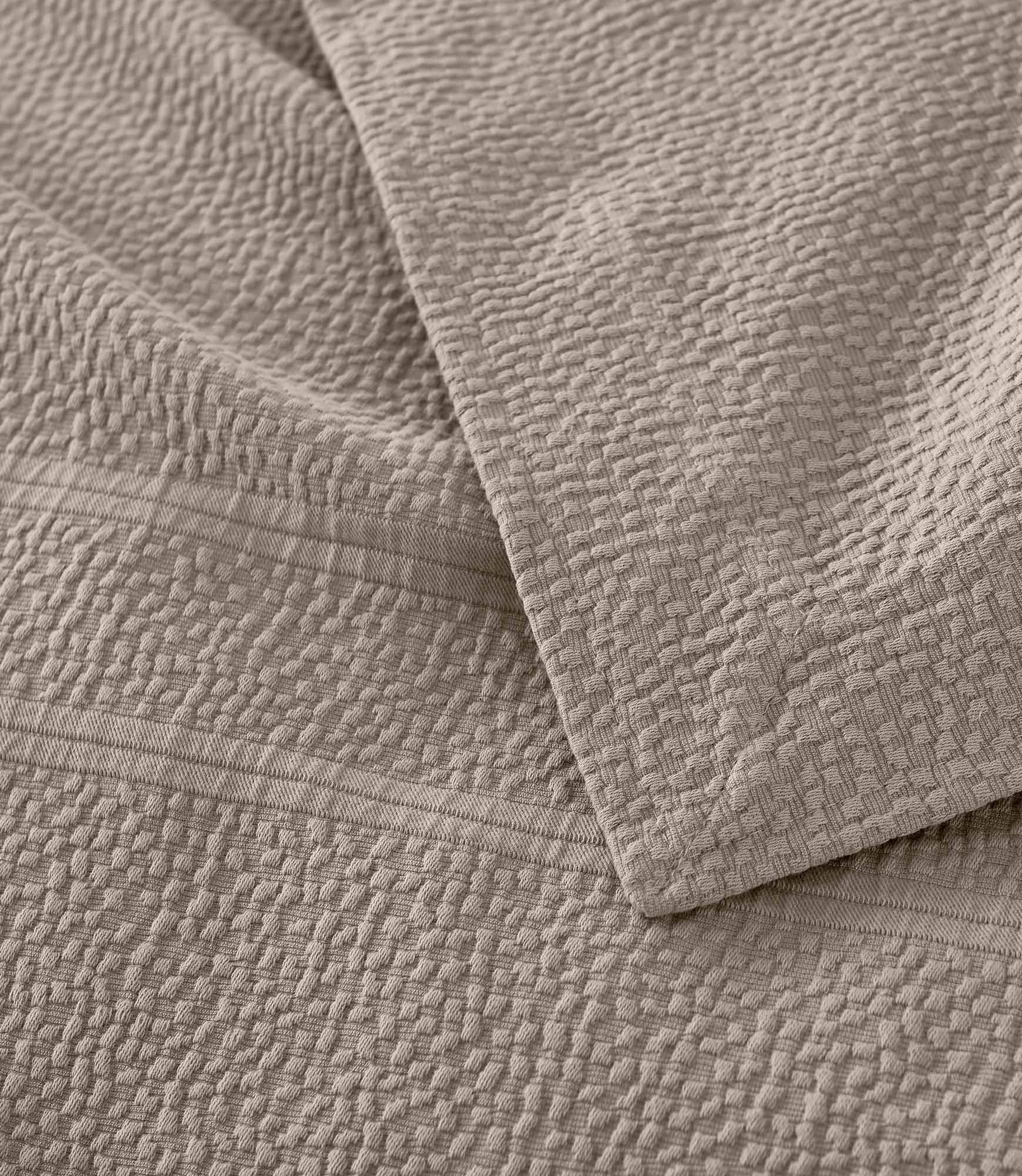 Montauk Matelassé Coverlet - Image 14